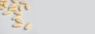 Uyuşturucu, hap, tablet, soğuk algınlığı mevsiminde vitamin ve beyaz arka planda grip. Sağlıklı yaşam tarzı ve tedavi kavramı. Reklam için boşluk kopyala.