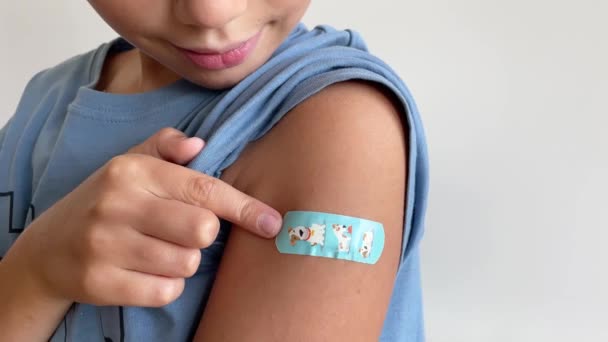 儿童接种疫苗后 用胶粘剂绷带包扎手臂 以防止感染白底 健康生活方式和保健的积极概念 — 图库视频影像