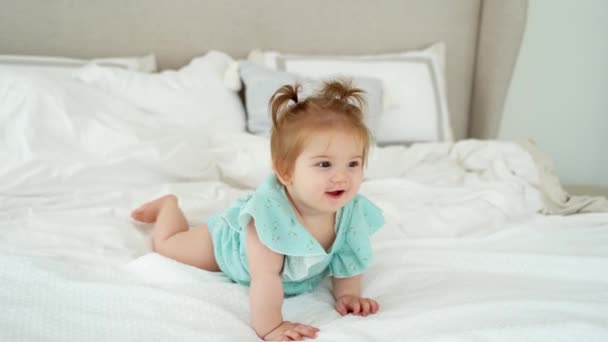 Baby Mädchen Dreht Sich Zum Ersten Mal Schlafzimmer Der Eltern — Stockvideo