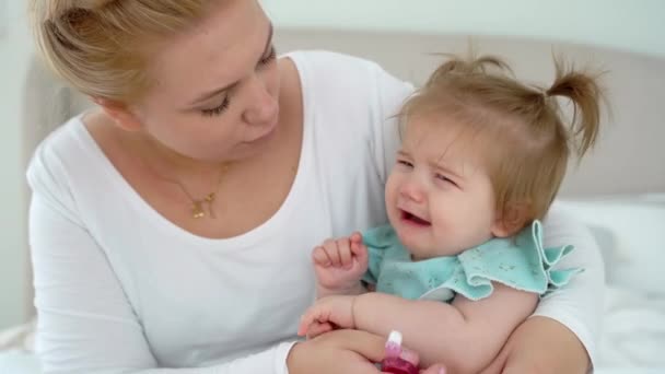 Criança Pequena Não Quer Escovar Dente Chorando Mãe Acalma Bebé — Vídeo de Stock