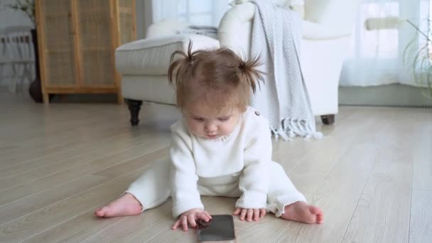 Baby Leka Med Förälder Smartphone När Sitter Golvet Vardagsrummet — Stockvideo