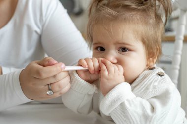 Bebek kızımız harmanlanmış yemek yiyor, sandalyeye oturuyor, annesini besleyen çocuk, sebze yemeği için kaşıkla besleniyor, bebek sütten kesiliyor, çocuk için ilk katı yiyecek. Bebek insanlar için sağlıklı beslenme