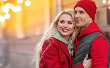 Sevgililer Günü 'nde sevgili gelin ve damat, açık havada, açık havada buluşuyor. Nişanlandık. Romantik, sevgi dolu aile ve karşılama kavramı