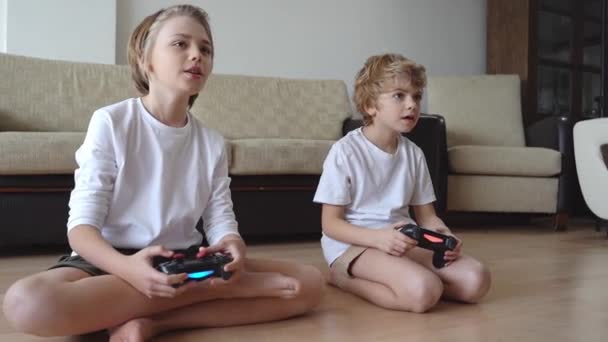 Gamer Dzieci Rodzeństwo Gra Gry Wideo Przed Telewizorem Przy Użyciu — Wideo stockowe