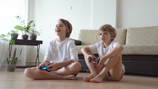 Геймер Дитячі Брати Сестри Грають Відеоігри Перед Телевізором Використовуючи Джойстик — стокове відео