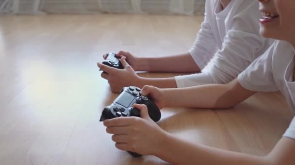 Gamer Niños Hermanos Jugando Videojuegos Delante Televisión Utilizando Palanca Mando — Vídeos de Stock