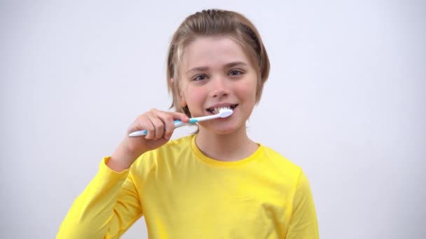 Adolescente Menino Escova Dentes Criança Olhando Para Câmera Odontologia Estomatologia — Vídeo de Stock