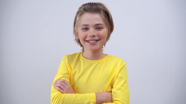 Portrét Usměvavý Pohledný Teenager Chlapec Dlouhé Vlasy Žluté Tričko Při — Stock video