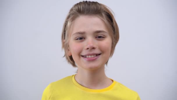 Primer Plano Sonriente Guapo Adolescente Chico Largo Pelo Amarillo Camiseta — Vídeos de Stock