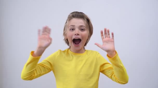 Εντυπωσιασμένη Συναισθηματική Εφηβική Ευτυχισμένη Χαρά Δώρο Ειδήσεις Πάνω Από Λευκό — Αρχείο Βίντεο