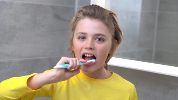 Nastoletni Chłopiec Szczoteczka Zębów Dziecko Łazience Patrząc Aparat Fotograficzny Stomatologia — Wideo stockowe
