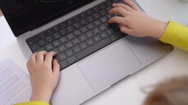 Okullu çocuk ellerini dokunmatik ekranlı online eğitim kursunu kullanarak klavye yazarken kapat. Uzaktan öğrenme kursu uzaktan video konferansı. Öğrenci kız okulu yapıyor.