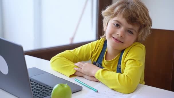 Симпатичный Школьник Ест Яблоко Используя Ноутбук Онлайн Учебный Курс Дома — стоковое видео