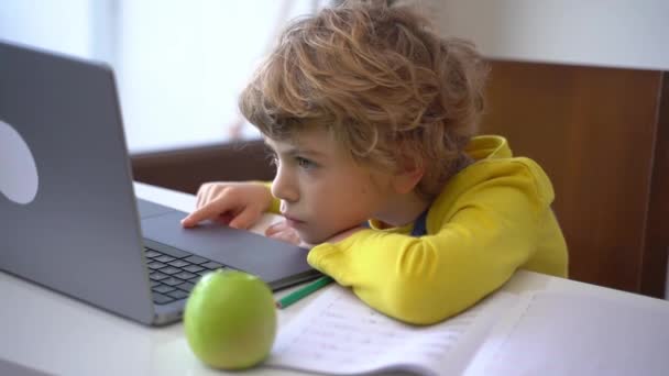 无聊的学童在家里用笔记本电脑在网上上教育课 远程学习课程远程视频会议 女学生的学习做家庭作业 — 图库视频影像
