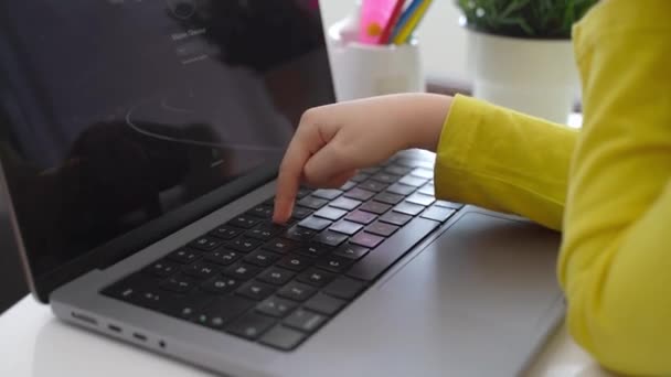 Sluiten Schoolmeisje Kind Handen Typen Toetsenbord Met Behulp Van Laptop — Stockvideo