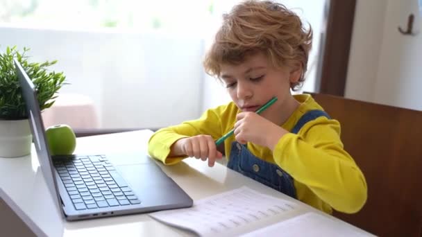 无聊的学童在家里用笔记本电脑在网上上教育课 远程学习课程远程视频会议 女学生的学习做家庭作业 — 图库视频影像