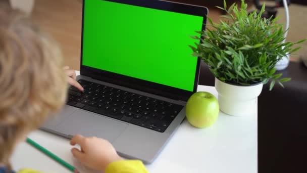 Tutup Tangan Anak Schoolgirl Mengetik Papan Ketik Menggunakan Laptop Kursus — Stok Video