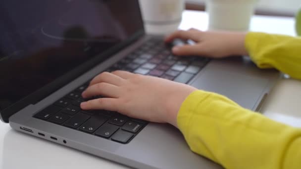 Tutup Tangan Anak Schoolboy Mengetik Papan Ketik Menggunakan Laptop Kursus — Stok Video