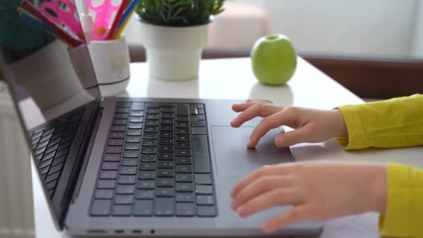 Sluiten Schooljongen Kind Handen Typen Toetsenbord Met Behulp Van Touchscreen — Stockvideo