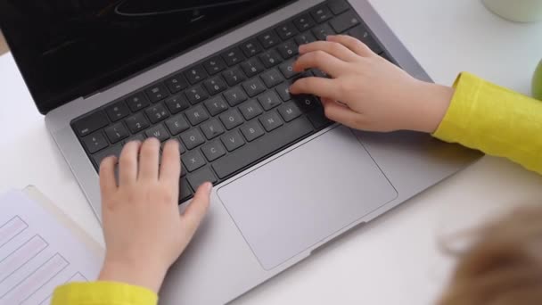 Zamknij Schoolboy Ręce Dziecko Wpisując Klawiaturę Pomocą Ekranu Dotykowego Laptop — Wideo stockowe