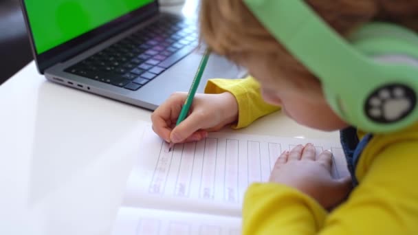 Primer Plano Niño Escolar Escribe Alfabeto Del Ejercicio Usando Curso — Vídeo de stock