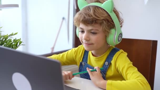 Симпатична Розумна Кавказька Початкова Школа Дитина Навушниками Навчає Онлайн Ноутбук — стокове відео