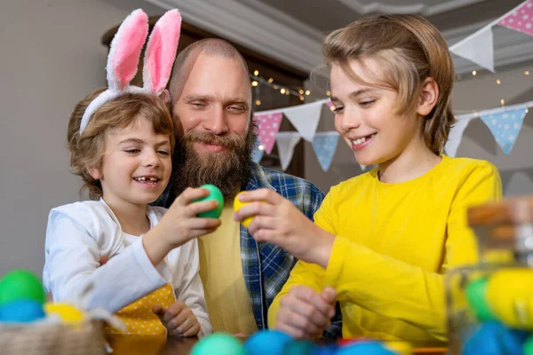 Tradições Família Páscoa Papai Duas Crianças Caucasianas Felizes Com Orelhas — Fotografia de Stock