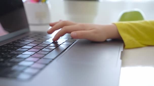 タッチスクリーンのラップトップを使用してキーボードを入力している小学生の子供の手を閉じる家庭でのオンライン教育レッスンコース 遠隔授業遠隔ビデオ会議 女子高生勉強は学校 — ストック動画