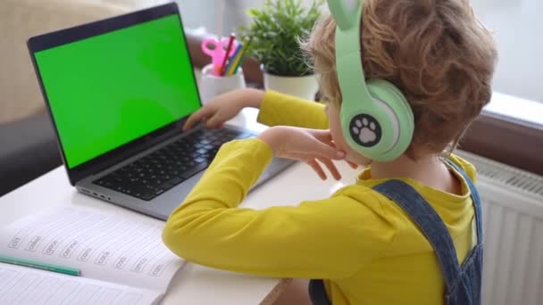 Criança Estudante Usando Laptop Fones Ouvido Curso Programação Aula Educacional — Vídeo de Stock