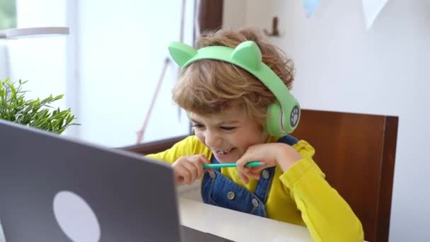 Lindo Niño Primaria Caucásica Inteligente Con Auriculares Educar Computadora Portátil — Vídeos de Stock