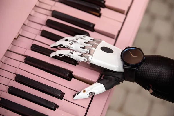 Brazo Protésico Mano Artificial Biónico Tocando Piano Rosa Espacio Negativo — Foto de Stock