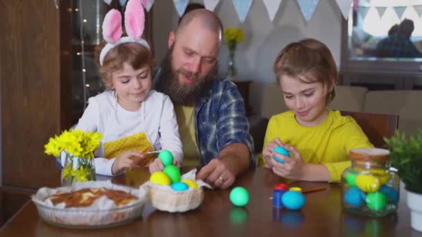 Traditionen Der Osterfamilie Vater Und Zwei Kaukasische Fröhliche Kinder Mit — Stockvideo