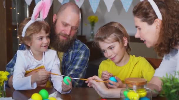 Великодні Сімейні Традиції Батько Двоє Щасливих Дітей Кролячими Вухами Фарбують — стокове відео