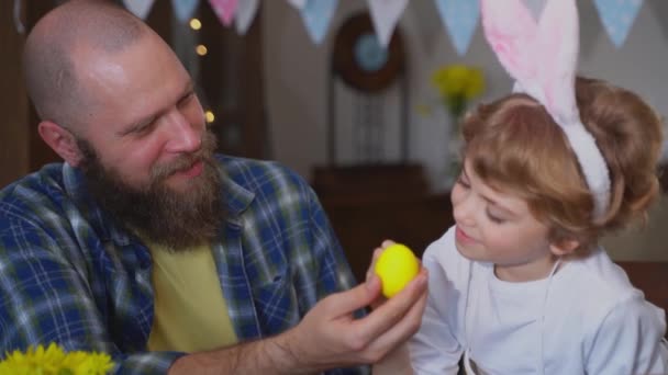 Húsvéti Családi Hagyományok Apa Óvodás Boldog Gyermek Lánya Nyuszifül Játszik — Stock videók