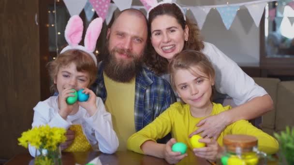Domingo Pascua Tradiciones Familiares Los Padres Mamá Papá Dos Niños — Vídeo de stock