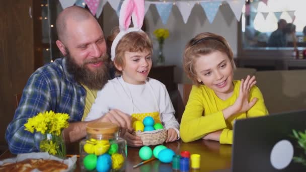 Happy Family Easter Tradition Remote Greeting Relatives Using Laptop Painting — Stock videók