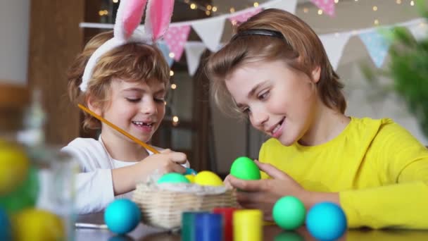 Easter Family Traditions Two Caucasian Happy Siblings Kids Bunny Ears — Vídeos de Stock