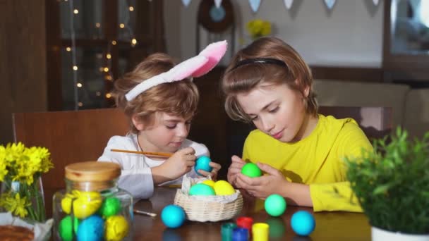 Easter Family Traditions Two Caucasian Happy School Children Kids Bunny — Vídeos de Stock