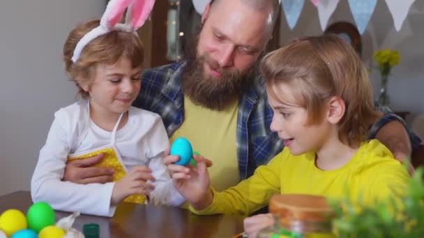 Tradiciones Familiares Pascua Padre Dos Niños Caucásicos Felices Con Orejas — Vídeo de stock