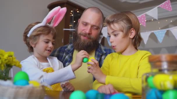 Великодні Сімейні Традиції Батько Двоє Кавказьких Щасливих Дітей Кролячими Вухами — стокове відео