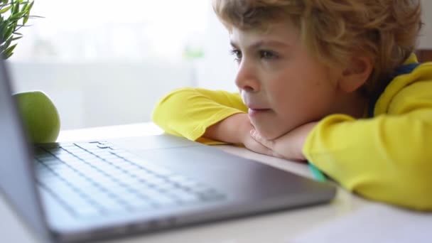 Βαρετό Παιδί Schoolboy Χρησιμοποιώντας Φορητό Υπολογιστή Απευθείας Σύνδεση Εκπαιδευτικό Μάθημα — Αρχείο Βίντεο