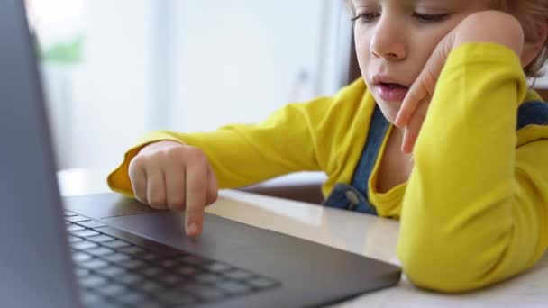 Βαρετό Παιδί Schoolboy Χρησιμοποιώντας Φορητό Υπολογιστή Απευθείας Σύνδεση Εκπαιδευτικό Μάθημα — Αρχείο Βίντεο