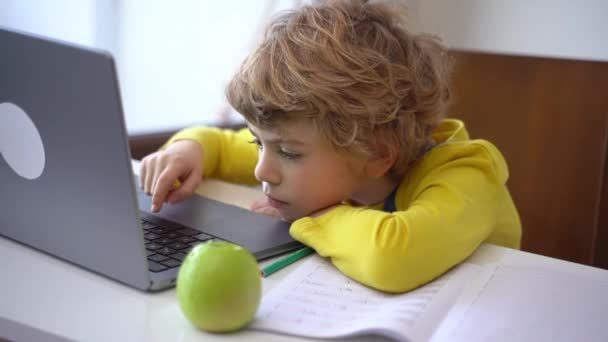 Bambino Studente Annoiato Utilizzando Laptop Lezione Educazione Line Corso Casa — Video Stock