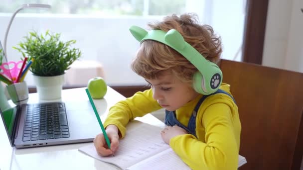 Κοντινό Πλάνο Παιδί Schoolboy Γράψει Άσκηση Χρησιμοποιώντας Φορητό Υπολογιστή Απευθείας — Αρχείο Βίντεο