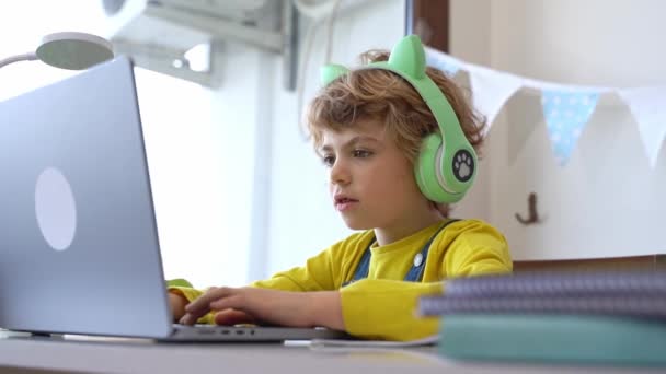 Κοντινό Πλάνο Schoolboy Παιδί Χέρια Πληκτρολογώντας Πληκτρολόγιο Χρησιμοποιώντας Φορητό Υπολογιστή — Αρχείο Βίντεο