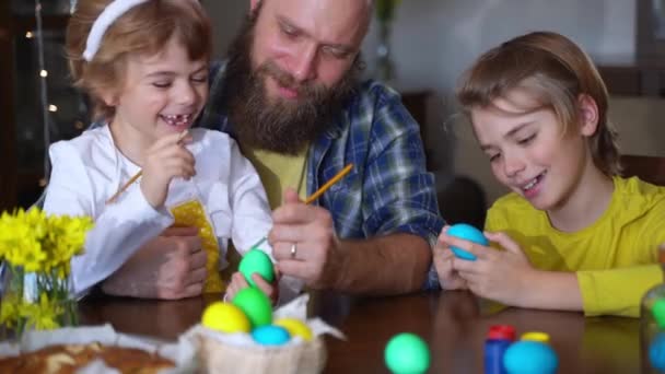 Rodzinne Tradycje Ojciec Dwoje Białych Szczęśliwych Dzieci Króliczymi Uszami Farbują — Wideo stockowe