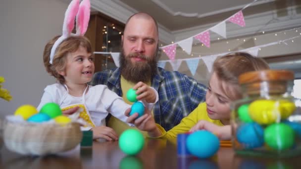 Rodzinne Tradycje Ojciec Dwójka Białych Szczęśliwych Dzieci Króliczymi Uszami Bawiącymi — Wideo stockowe