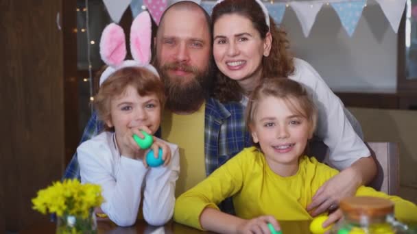 Ostersonntag Familientradition Eltern Mama Und Papa Zwei Kaukasische Glückliche Kinder — Stockvideo