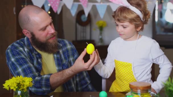 Traditionen Der Osterfamilie Papa Und Vorschulkind Freuen Sich Über Hasenohren — Stockvideo