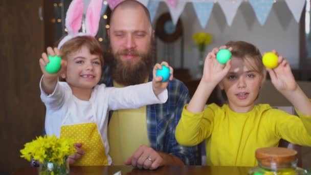Великодні Сімейні Традиції Батько Двоє Кавказьких Щасливих Дітей Вухами Кролика — стокове відео